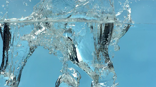 冰块溅进水里，慢镜头视频素材