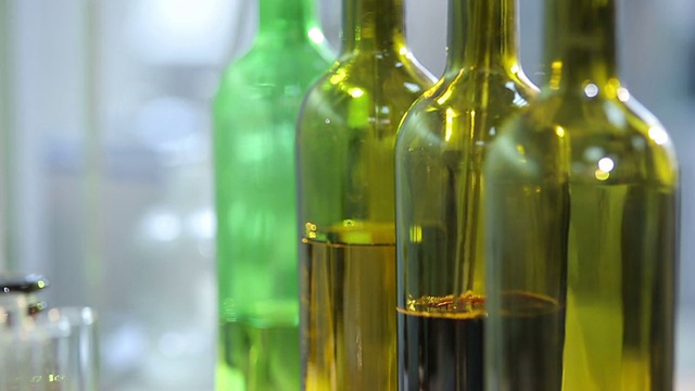一瓶瓶的葡萄酒都在实验室里视频素材