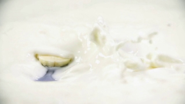 高清慢镜头:香蕉片掉进牛奶里视频素材