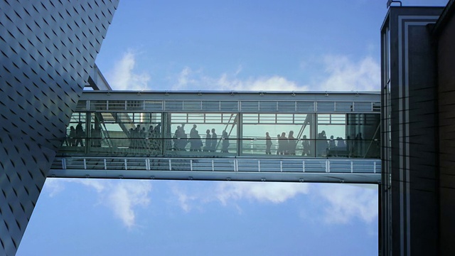 人组团队。走廊走廊玻璃建筑。商业背景视频素材