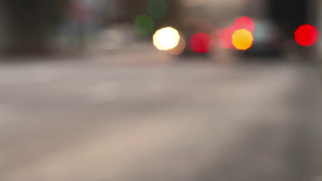 模糊不清的城市交通灯散景视频素材