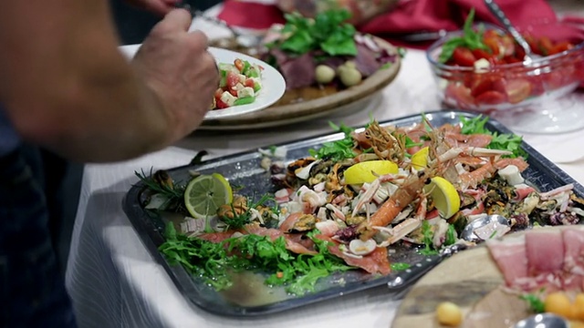 桌上食物的特写镜头视频素材