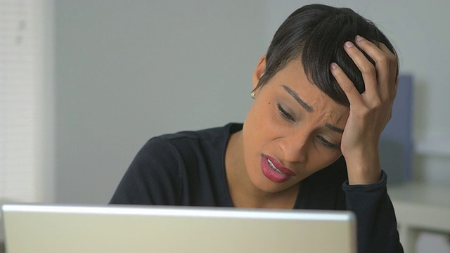 非裔美国女商人在工作中表达挫折感视频素材