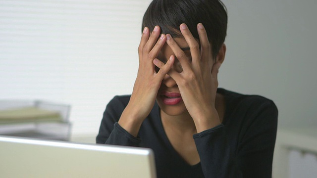 黑人女商人在工作中表达挫折感视频素材