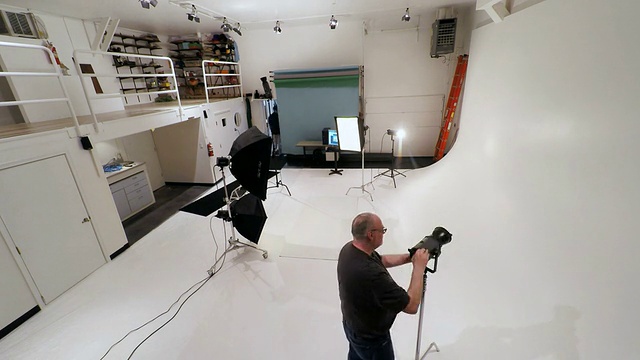 两个摄影师设置照片工作室视频下载