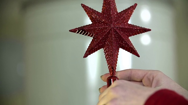 高清慢:圣诞树顶上闪亮的红星视频下载