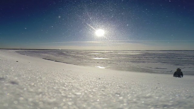 夜幕下白雪皑皑的景致视频素材