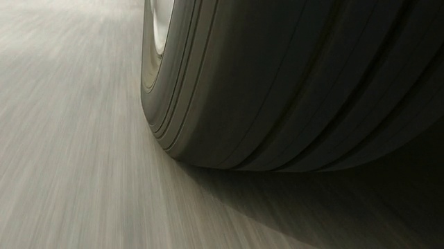 汽车车轮滚动-特写。视频素材