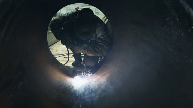 焊接金属管道的工人视频素材