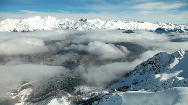 白雪皑皑的山脉和白云缓缓流逝视频素材