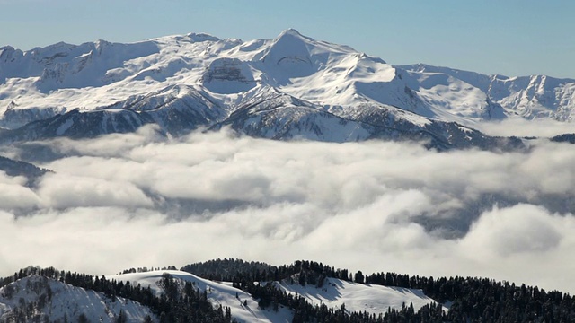 白雪皑皑的山脉和白云缓缓流逝视频素材
