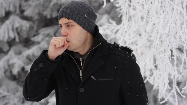 男人行走咳嗽症状疾病冬季概念视频下载