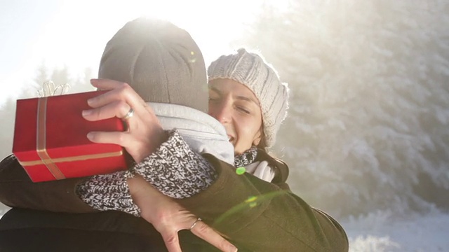 冬天浪漫的年轻夫妇赠送礼物户外圣诞节视频素材