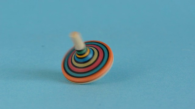 彩色木制旋转木马玩具在运动视频素材