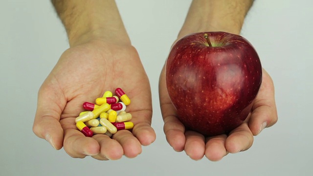 药物或健康饮食苹果选择视频素材