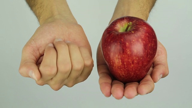 健康的选择苹果或药丸视频素材