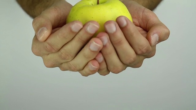 手递苹果健康饮食概念视频素材