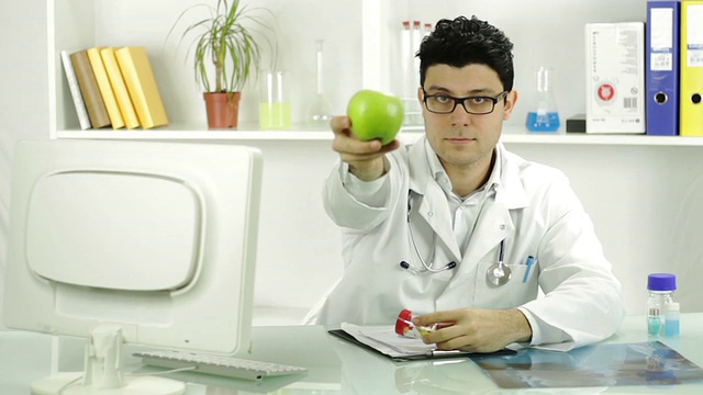 健康水果苹果替代选择年轻医生视频素材