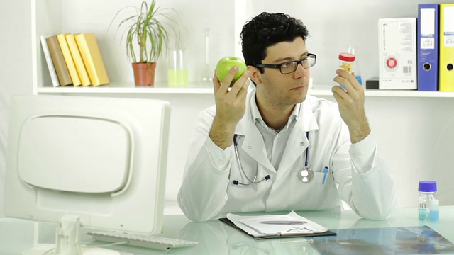 选择药片而不是健康的水果苹果年轻医生视频素材