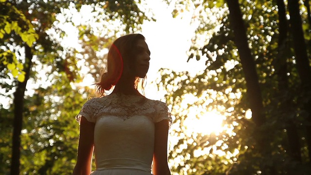 美丽的新娘在自然森林爱概念背景高清视频素材