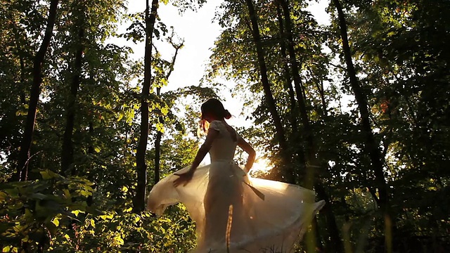 美丽女白裙奔跑森林幸福理念HD视频素材