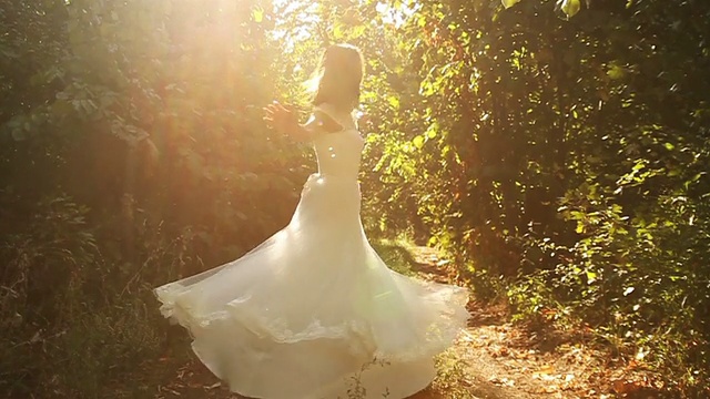 女人纺纱服饰慢动作自然阳光森林幸福视频素材