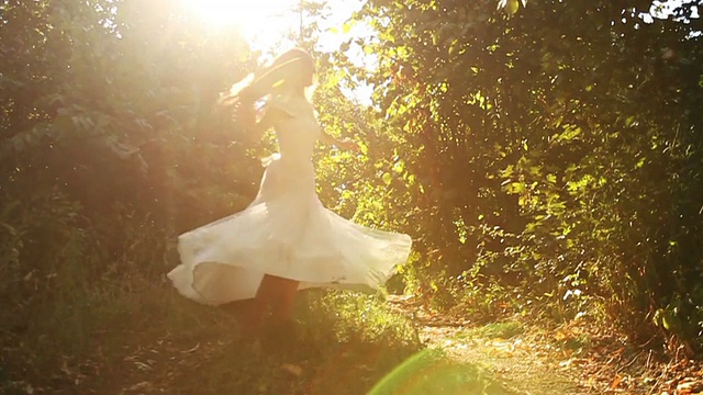 美丽的女纺纱新娘服饰慢动作森林自然视频素材