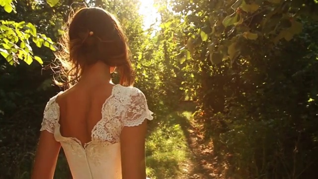 美丽的新娘回来步行森林自然婚礼概念高清视频素材