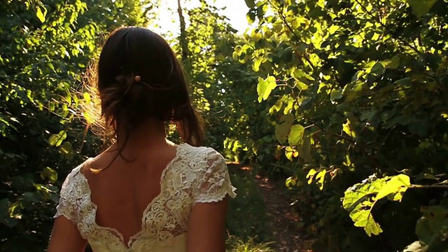 优雅的年轻女性模特复古服装漫步森林HD视频素材