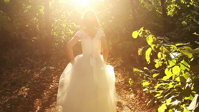 新娘奔跑在森林慢动作高清视频素材