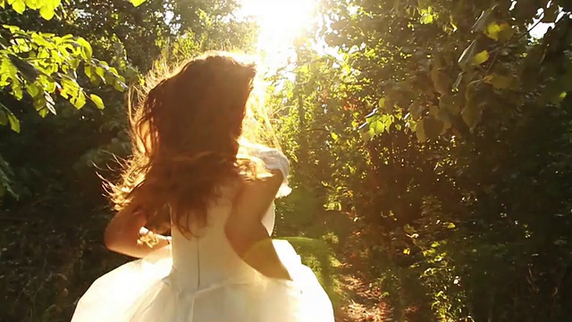 逃跑新娘概念奔跑在森林高清视频下载