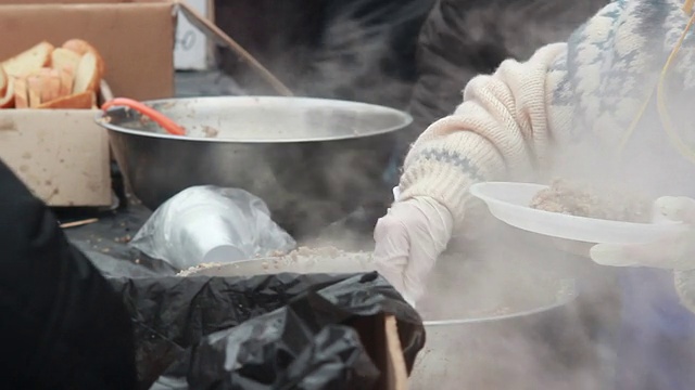穷人得到一顿户外冬季城市食物捐赠视频下载