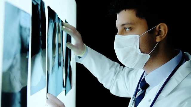 英俊年轻的外科医生检查扫描近视频素材