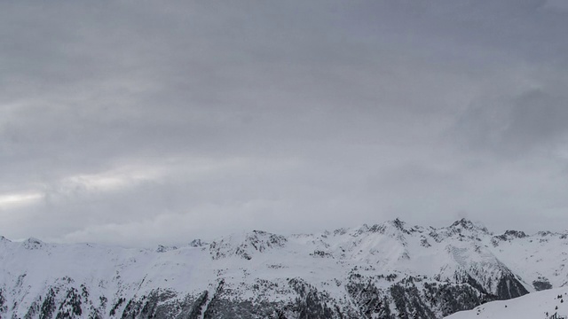 冰雪覆盖的山顶天气恶劣的泰洛阿尔卑斯山视频素材
