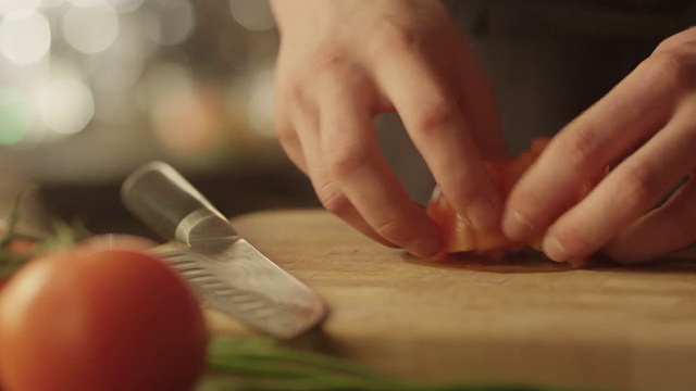 专业厨师快速切番茄视频素材