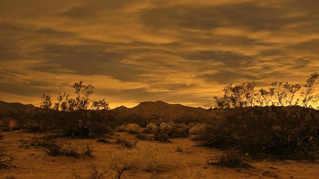 沙漠日落时间的流逝让位于令人惊叹的夜空星星视频下载