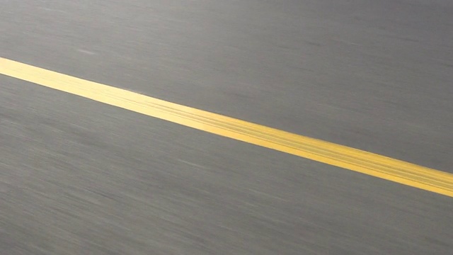 速度背景-沥青路面和黄线。运动模糊视频下载