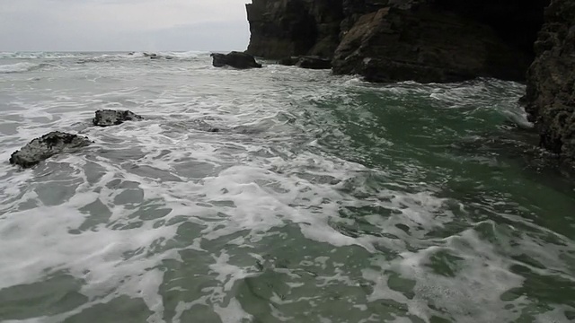 到达岩石海岸的波浪-奥拉斯在科斯塔洛克萨视频下载