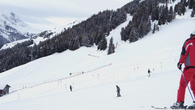奥地利，人们在阿尔卑斯山上滑雪视频素材