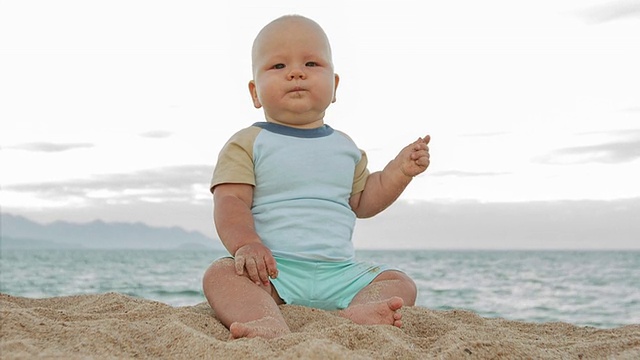 小男孩在海滩上吃沙子视频下载
