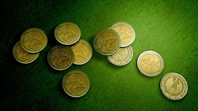 欧元硬币落在绿色天鹅绒桌上(11枚)视频下载