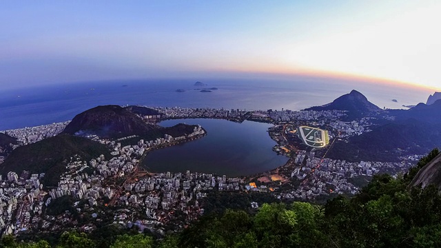 里约热内卢城市景观时间流逝黄昏缩放视频素材