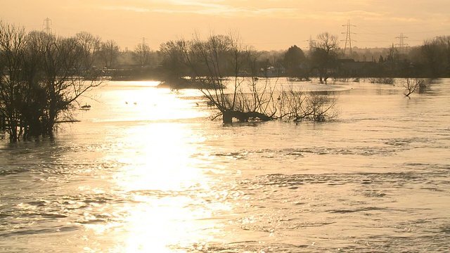 日落时被淹的泰晤士河视频下载