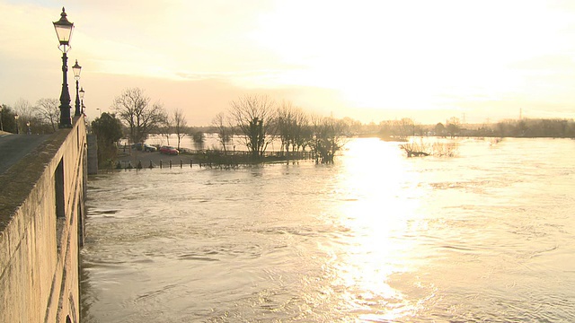 日落时被淹的泰晤士河视频下载