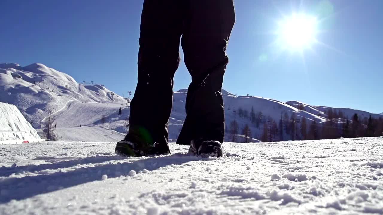慢动作:滑雪板运动员系好安全带视频素材