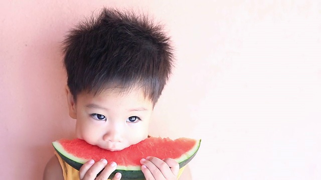 小男孩吃西瓜视频素材
