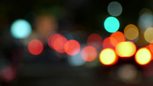 城市的交通堵塞-模糊/黄昏。视频下载