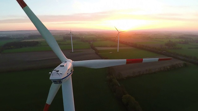 德国明斯特兰——2015年4月20日，风力涡轮机在日落时生产可再生能源视频素材