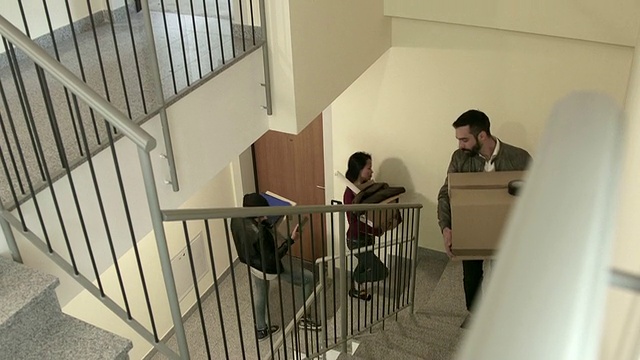 租户，朋友，年轻人，学生搬到新的公寓视频素材