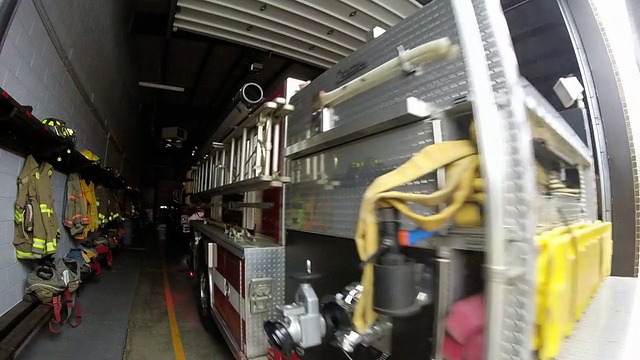 消防车开着应急灯从消防局撤出视频素材